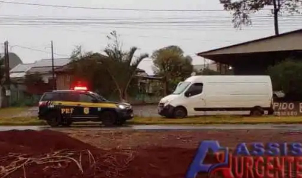 PRF apreende Van carregada com cigarros em Formosa do Oeste