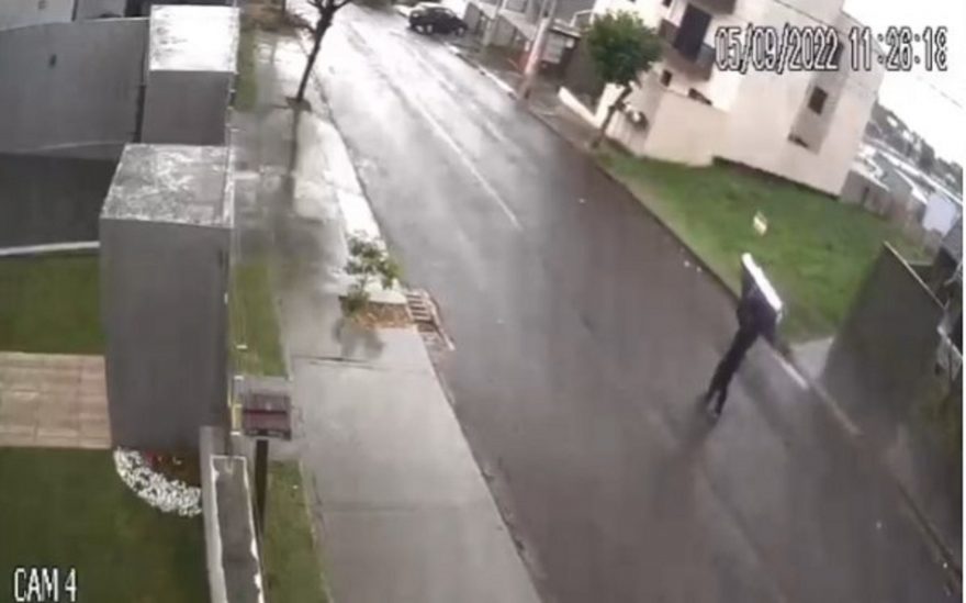 Televisão e celular foram furtados no Bairro São Francisco em Toledo – câmera registra a ação criminosa