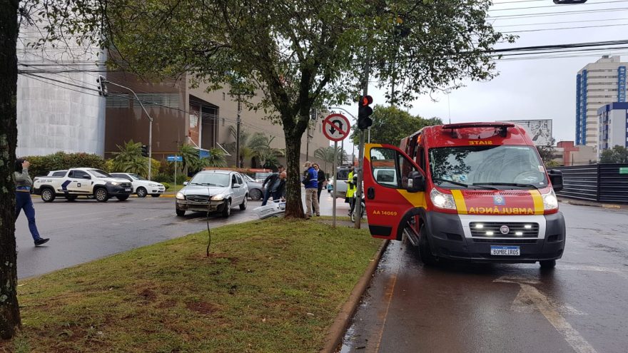 Bombeiros atendem vítima de acidente na Avenida Toledo com a Rua Presidente Kennedy