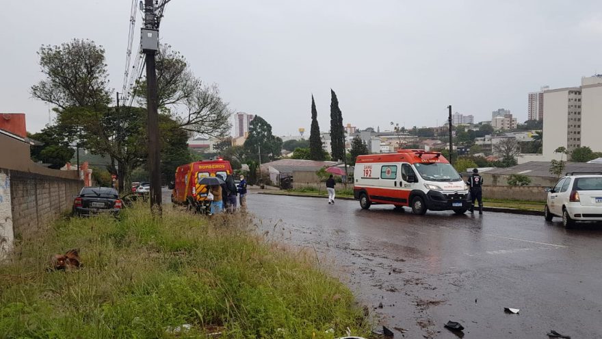 Palio fica com a frente destruía e Astra vai parar na calçada após colisão na Rua Pio XII