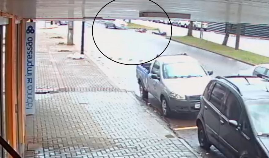 Veja o momento em que automóvel colide contra motociclista na Avenida Toledo