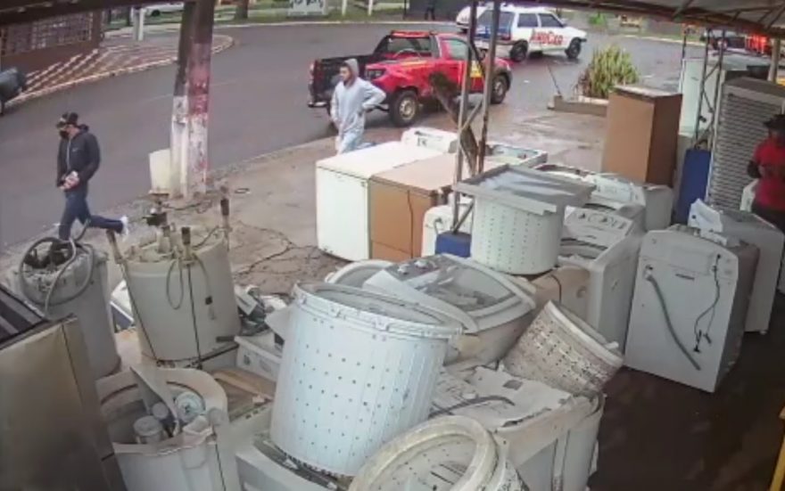 Vídeo mostra ladrões fugindo após praticarem assalto no Bairro São Cristóvão