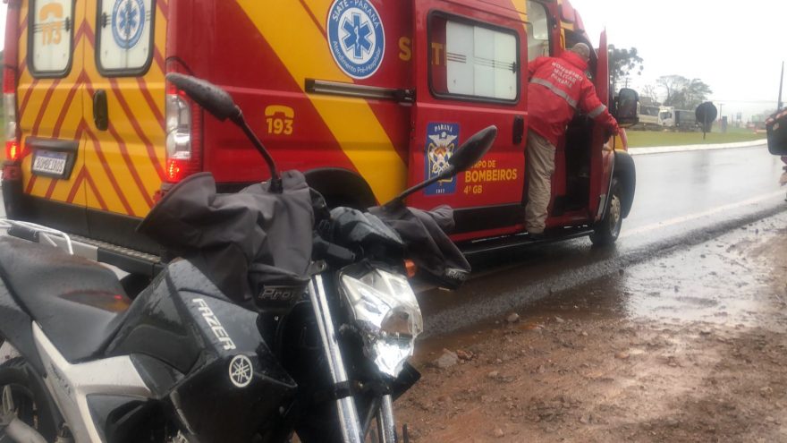 Acidente entre duas motos deixa condutores feridos no Trevo da Portal, em Cascavel