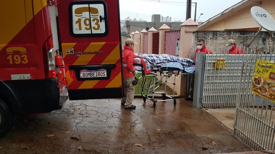 Idosa fratura a perna ao sofrer queda em residência no Bairro Cancelli