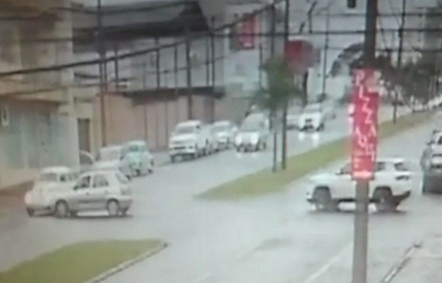 Veja o momento da colisão entre Celta e Fusca no Bairro Coqueiral