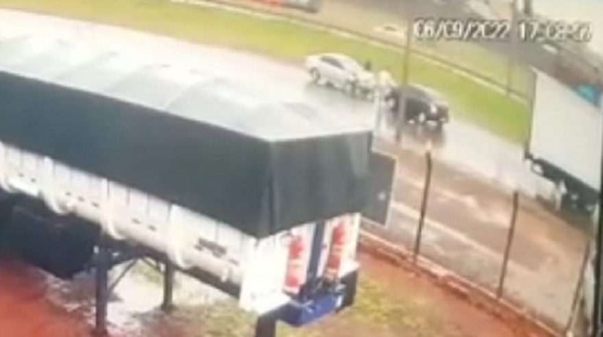 Câmera registra forte colisão frontal na PRc-467 que deixou duas pessoas feridas