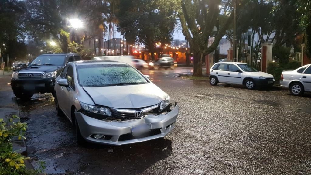 Colisão no Centro deixa Honda Civic e Chevrolet Vectra danificados