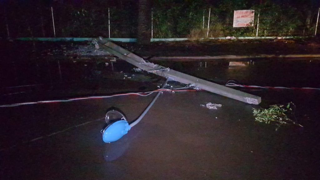 Poste é derrubado, interditando via no Claudete