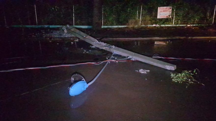 Poste é derrubado, interditando via no Claudete