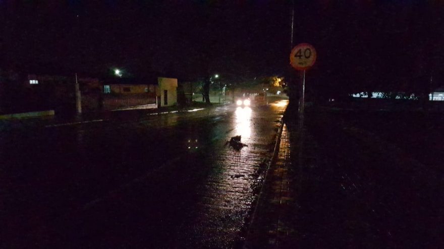 Mesmo após nove dias, energia não foi reestabelecida em local que caminhão derrubou postes no Santo Onofre