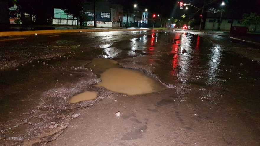 “Cratera” no asfalto causa prejuízo aos condutores em Cascavel