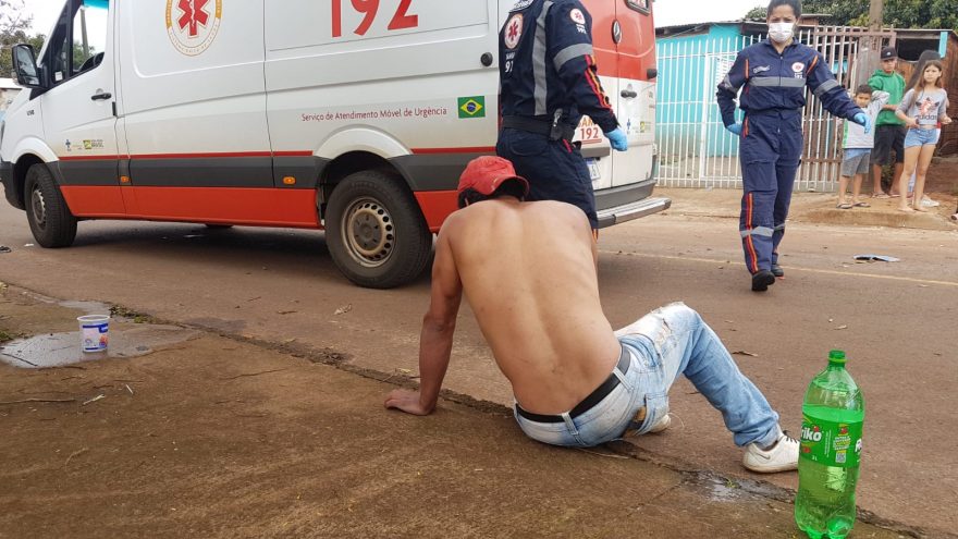 Ato heroico: após entrar em residência em chamas para ajudar vizinhos, homem inala muita fumaça e precisa ser socorrido pelo Samu