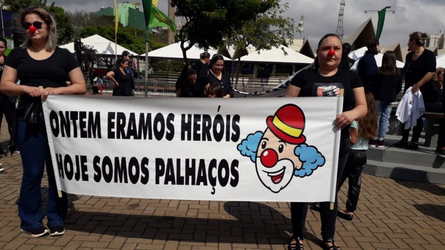Enfermeiros realizam manifestação contra a suspensão do piso salarial em frente à Catedral