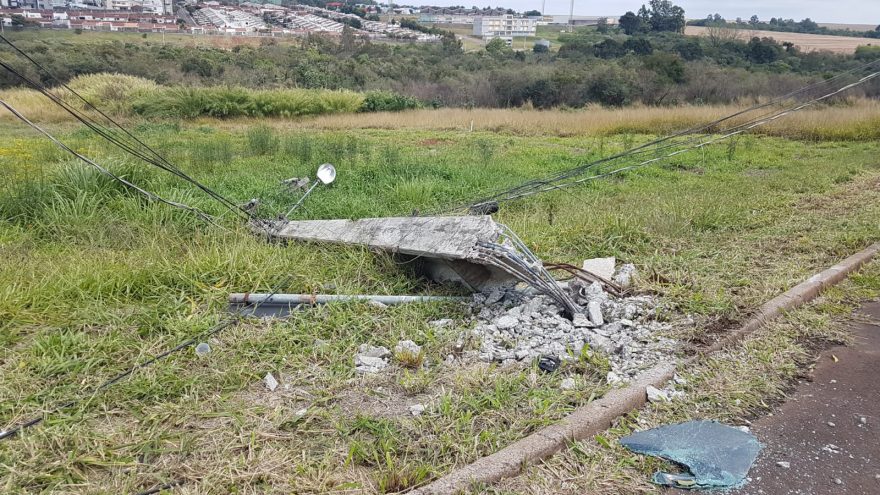 Poste de energia elétrica é derrubado na região da FAG