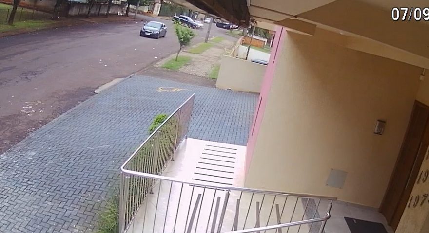 Veja o momento em que Gol e Fiat Toro colidiram no Bairro Neva