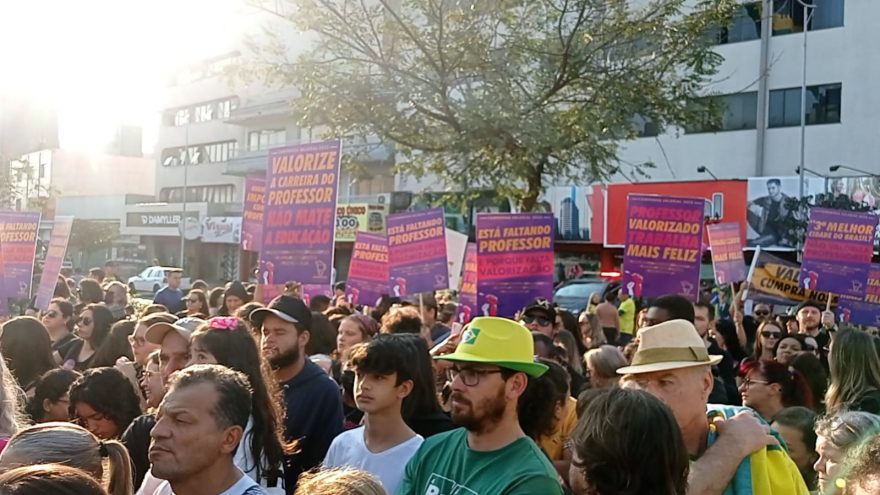 Professores fazem manifestação cobrando piso salarial da categoria