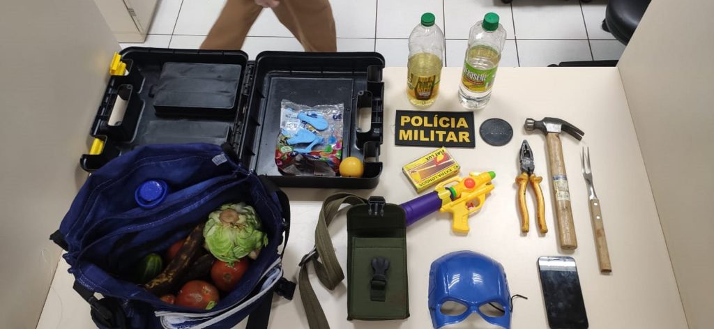 Veja objetos que estavam com homem detido após ameaçar Paranhos