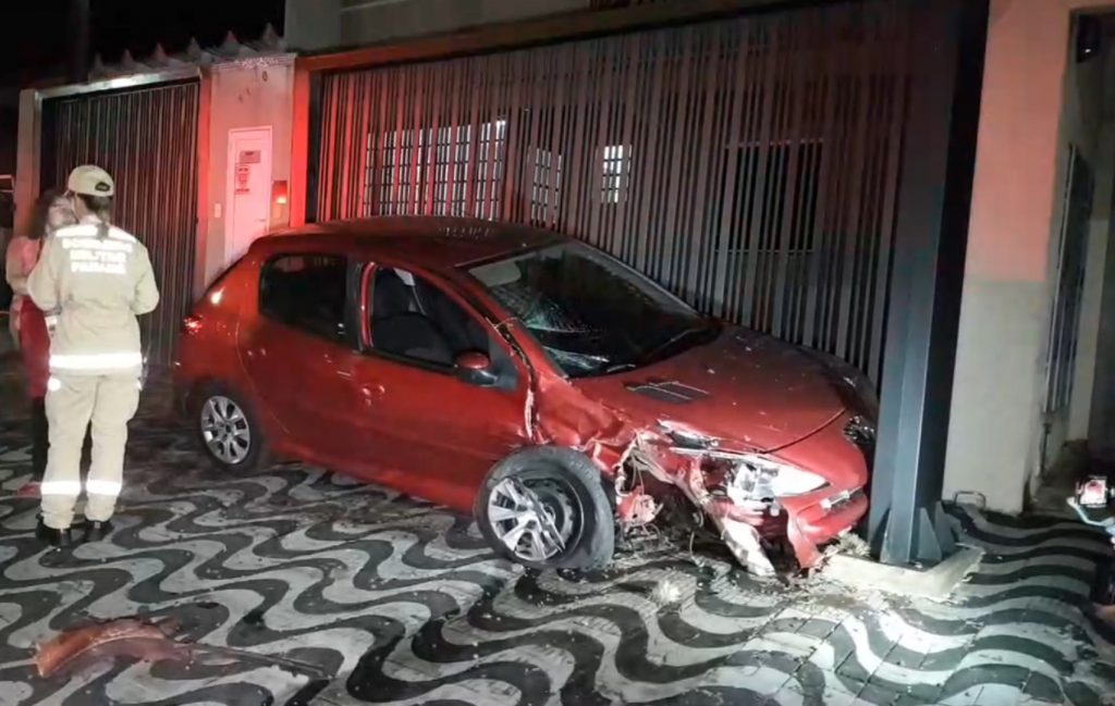 Peugeot e Duster se envolvem em forte colisão na Rua Souza Naves