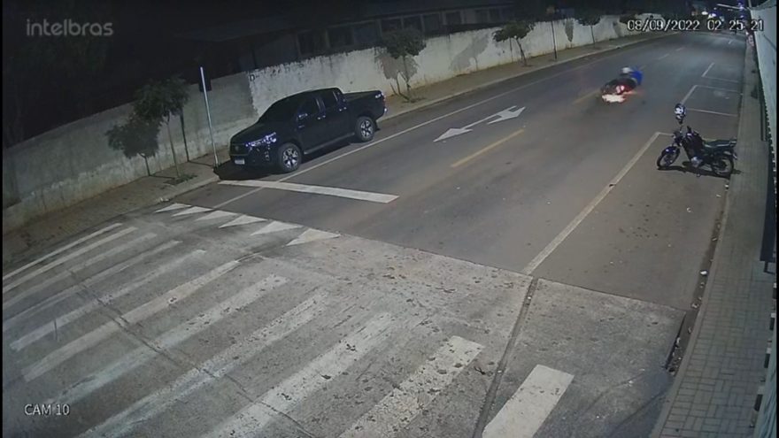 Vídeo mostra motociclista sofrendo queda após saltar quebra-molas