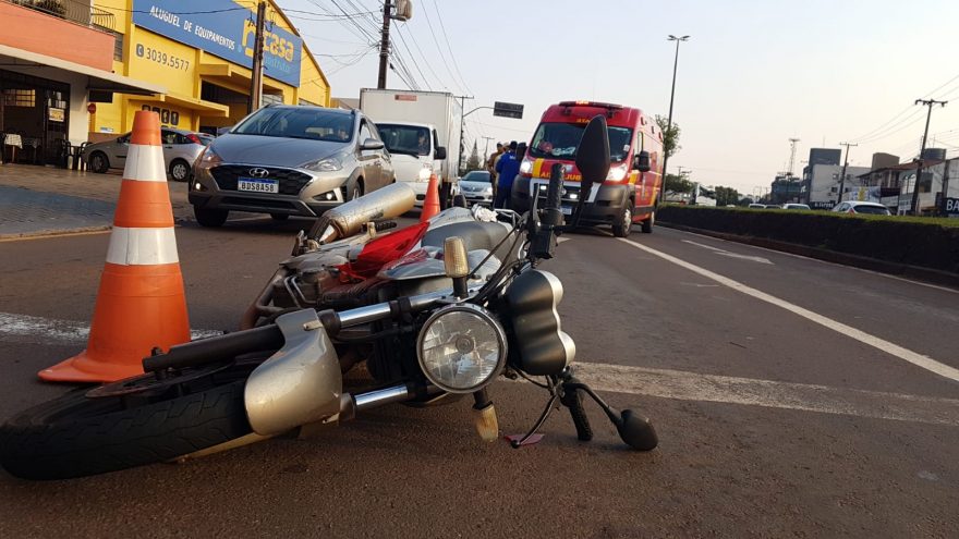 Motociclista fica ferida após atingir traseira de BMW na Avenida Carlos Gomes