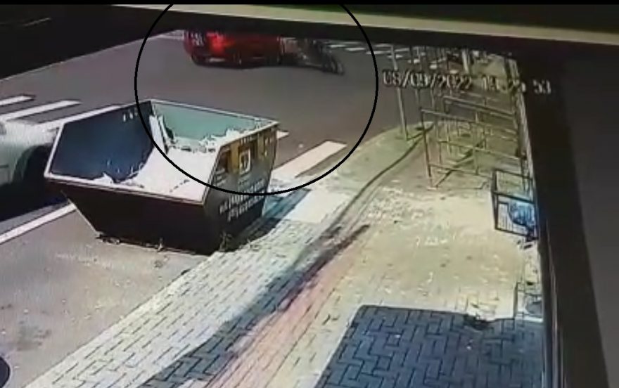 Vídeo mostra colisão entre Ecosport e duas motos na Avenida Barão do Rio Branco