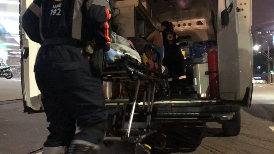 Homem sofre suspeita de fratura no braço após cair em buraco de elevador em obra no Centro