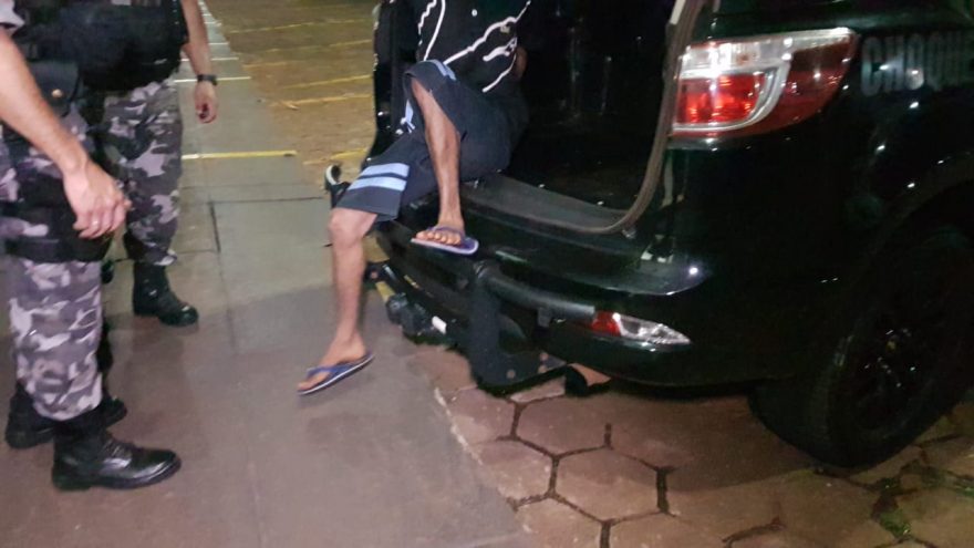 Jovem é detido após invadir casa no Bairro Periolo e se trancar