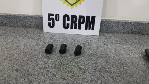 Funcionário de casa noturna é detido após tentar sair de casa noturna com pedras de carvão Imagem referente a Funcionário de casa noturna é detido após tentar sair de casa noturna com pedras de carvão