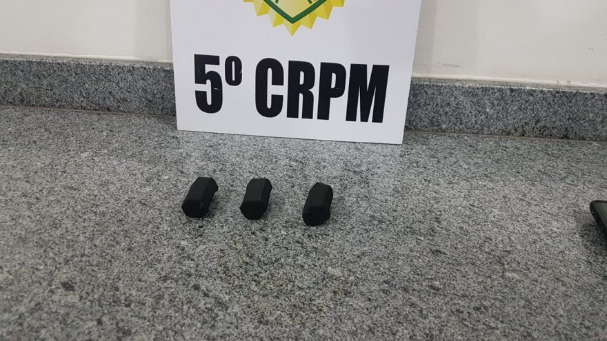 Funcionário de casa noturna é detido após tentar sair de casa noturna com pedras de carvão