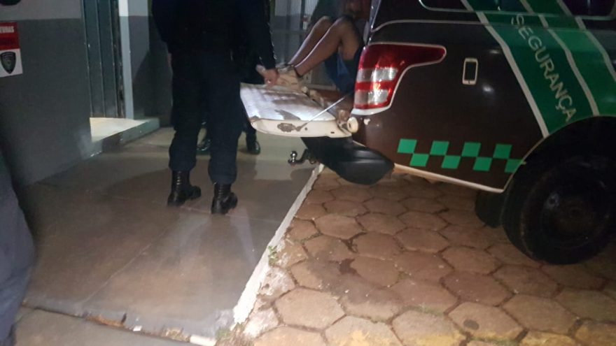 Pai de adolescente de 17 anos chama a polícia após ver filha sendo agredida pelo namorado, de 30 anos