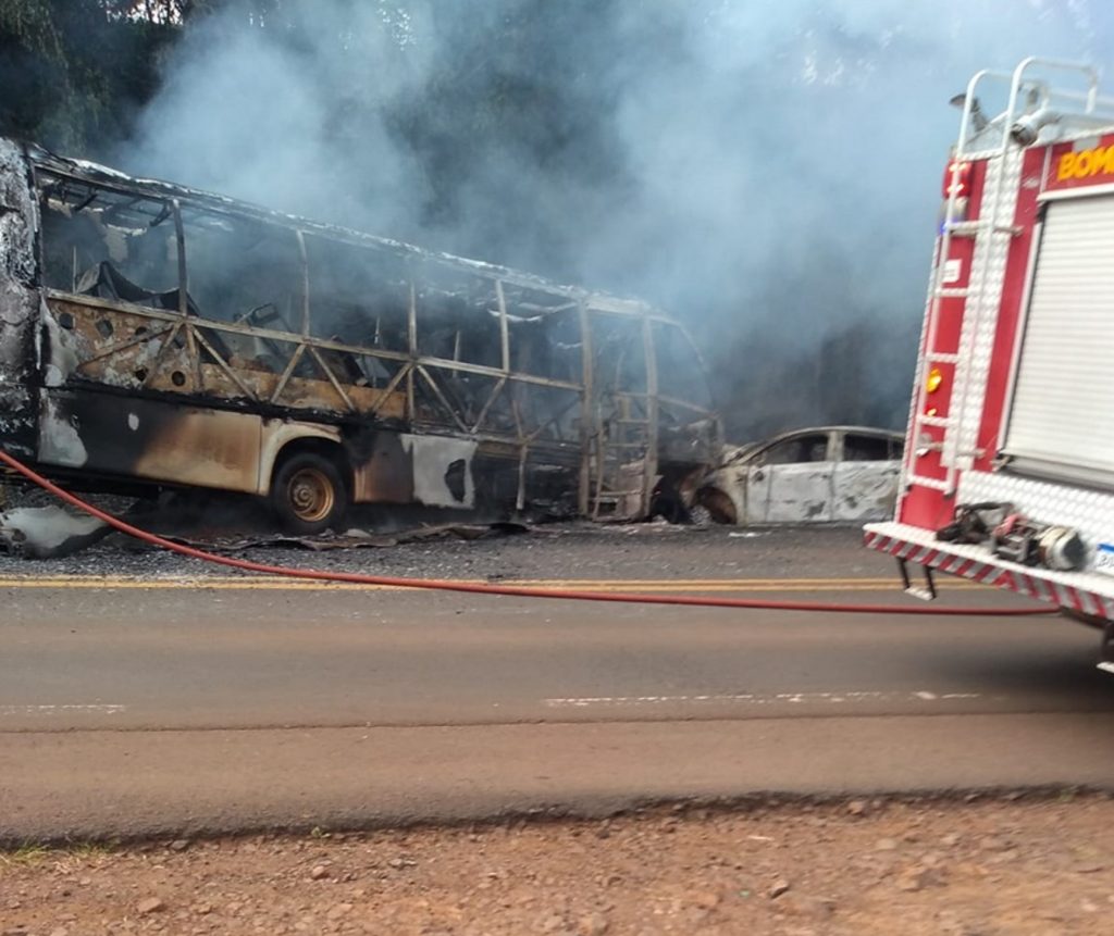 Micro ônibus escolar e carro pegam fogo após colisão no Sudoeste