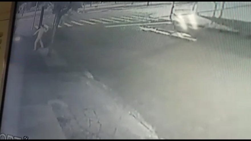 Homem tenta estourar vidraça de loja com pedra na Av. Brasil