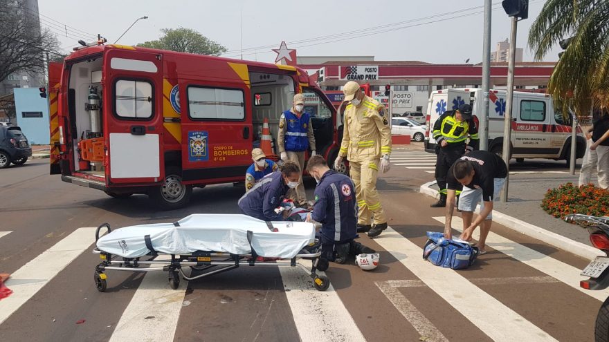 Idoso tem fratura na perna após colisão entre carro e moto na Avenida Brasil