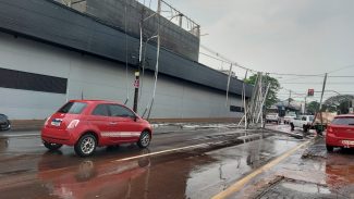 Temporal: Estrutura metálica é arrancada e deixa Rua Erechim parcialmente interditada