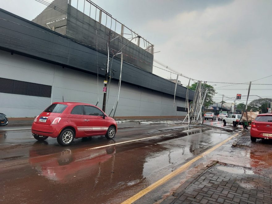Temporal: Estrutura metálica é arrancada e deixa Rua Erechim parcialmente interditada
