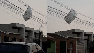 Folha de zinco é arrancada de residência e fica presa à rede elétrica no Parque Verde