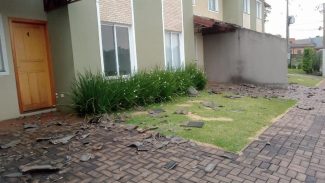 Temporal causa destelhamento em Condomínio do Bairro Floresta