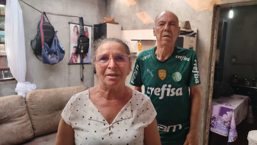 Moradores pedem ajuda após forro de casa ser arrancado pelos fortes ventos, no Bairro Morumbi