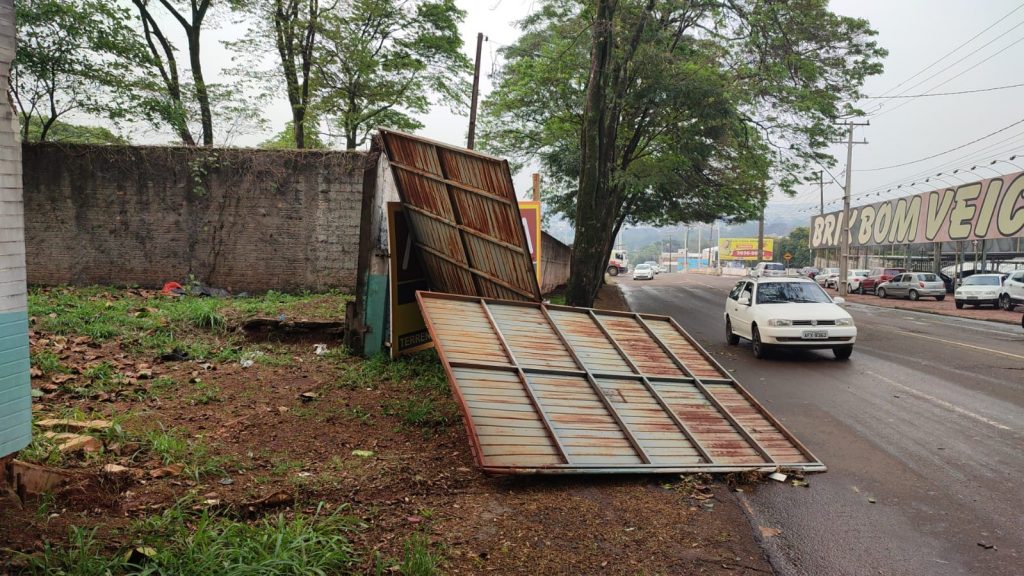 Portão é derrubado pelo vento durante temporal na Rua Jacarezinho
