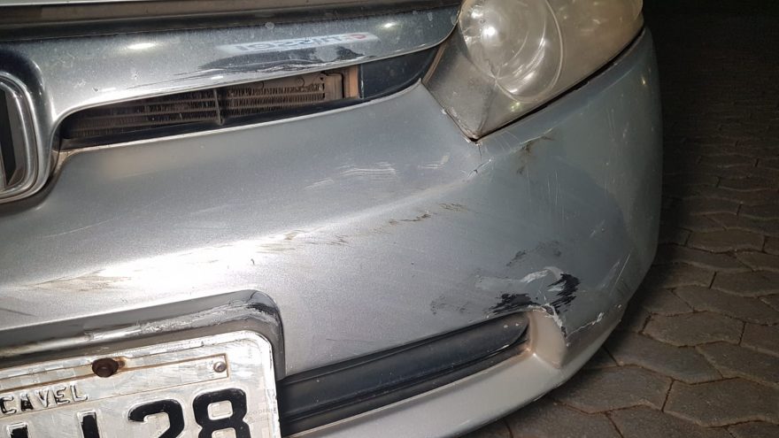 Duster estacionada na descida anda sozinha e atinge Honda Civic no Bairro São Cristóvão