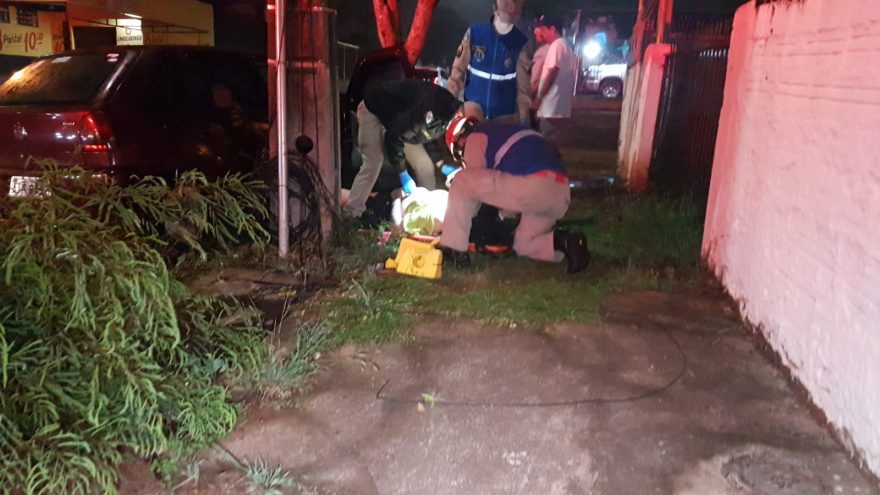 Gol colide contra árvore, condutor deixa o local e passageira precisa ser socorrida pelo Siate, no Bairro São Cristóvão
