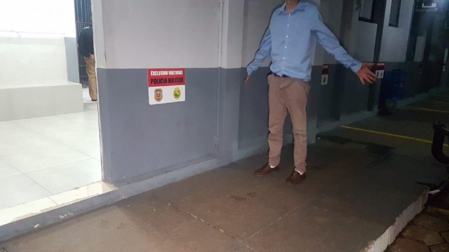 Homem é preso por embriaguez depois de passar por acidente e ser abordado pela PM; pneu do Palio estava furado e havia maconha