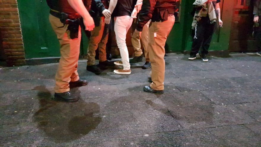 Casal briga em casa noturna e Polícia Militar é acionada, no centro
