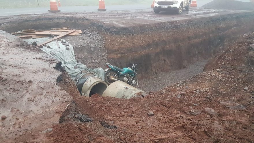 Impressionante: Com cerração na pista, motociclistas caem em buraco de mais de três metros na BR-277