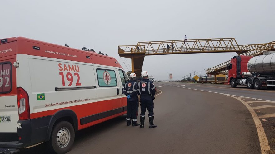 Atenção: Homem sobe em passarela da BR-277 e ameaça se jogar; Rodovia está interditada!!