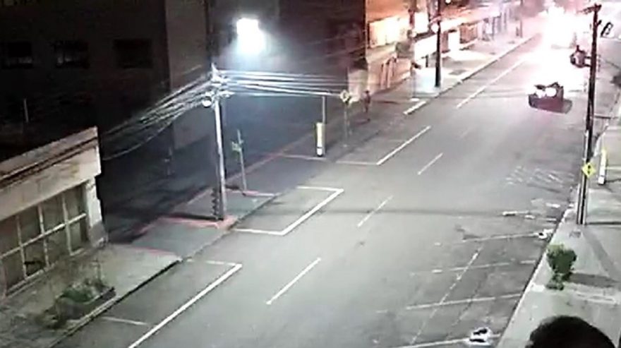 Tentativa de furto no centro é registrada e imagens de câmeras de monitoramento mostram movimentação