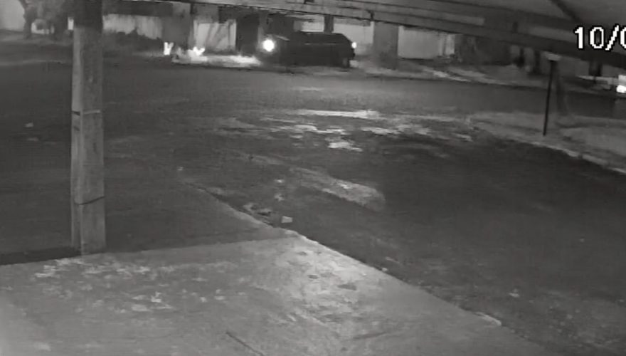 Vídeo mostra carro batendo contra poste no São Cristóvão