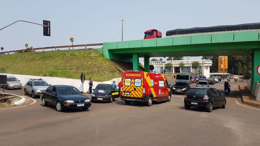 Passageira de carro de aplicativo fica ferida após colisão no viaduto do XIV de Novembro