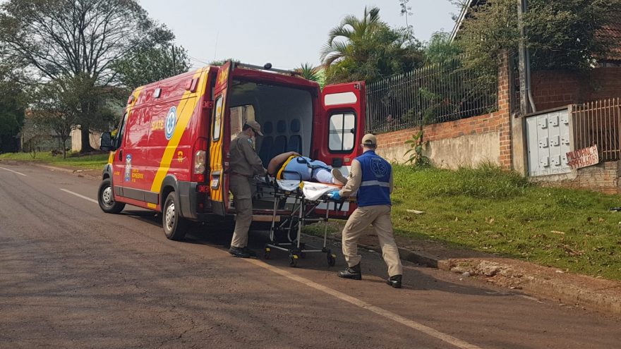 Jovem fica ferido após colisão entre carro e moto no Bairro Claudete