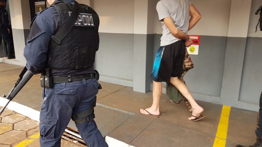 Homem com mandados de prisão em aberto é detido pela GM após provocar confusão com a companheira no Cascavel Velho
